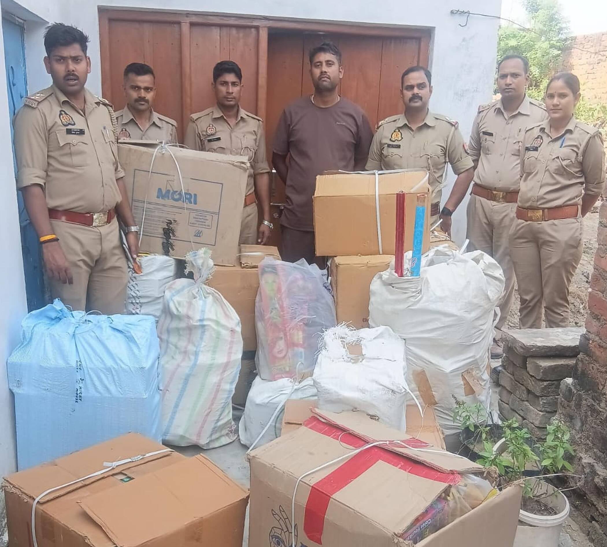 फोटो-17-अवैध पटाखों के साथ आरोपी। स्रोत पुलिस