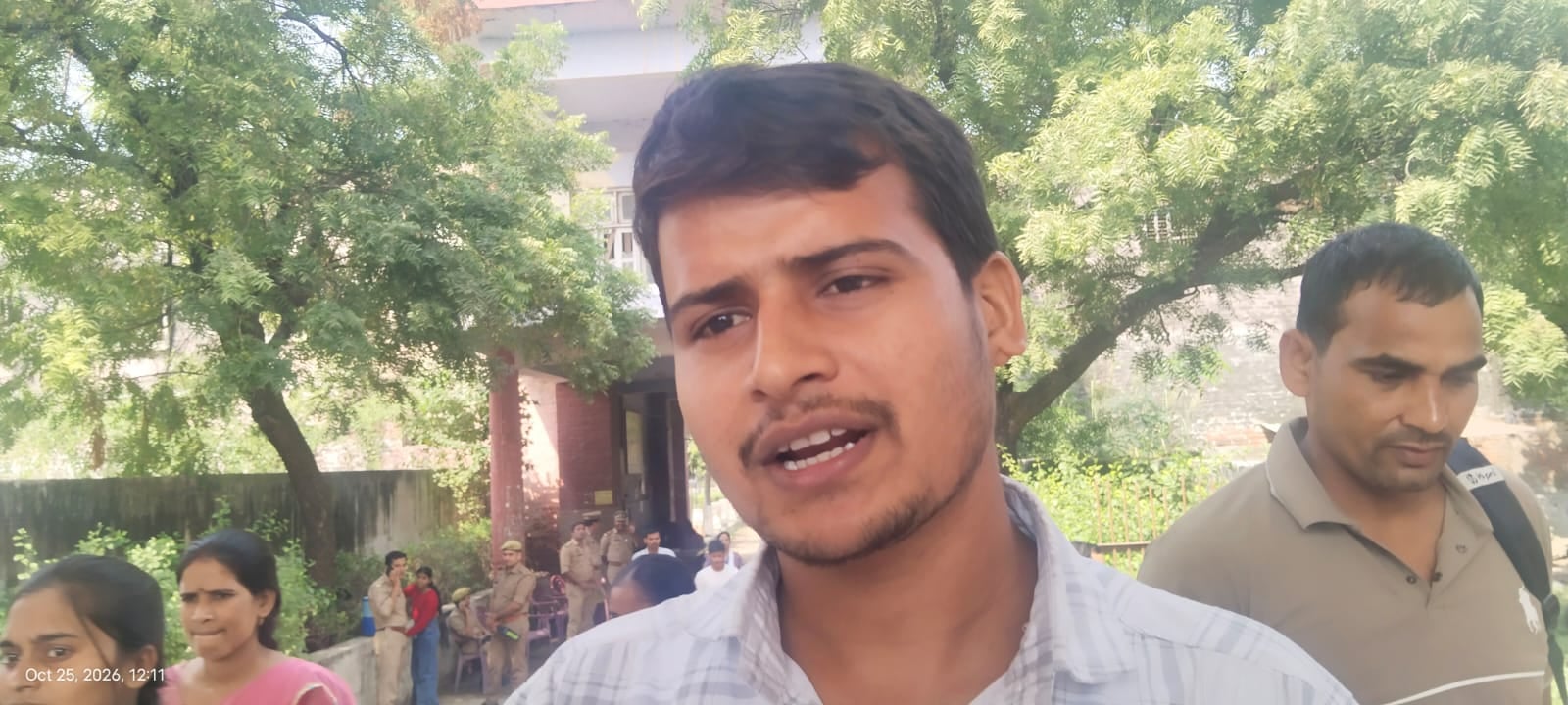 फोटो-17-वैदिक इंटर कॉलेज से परीक्षा देकर केंद्र से बाहर निकलते अभ्यर्थी। संवाद फोटो-17-वैदिक इंटर कॉलेज से परीक्षा देकर केंद्र से बाहर निकलते अभ्यर्थी। संवाद