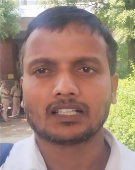 फोटो-17-वैदिक इंटर कॉलेज से परीक्षा देकर केंद्र से बाहर निकलते अभ्यर्थी। संवाद फोटो-17-वैदिक इंटर कॉलेज से परीक्षा देकर केंद्र से बाहर निकलते अभ्यर्थी। संवाद