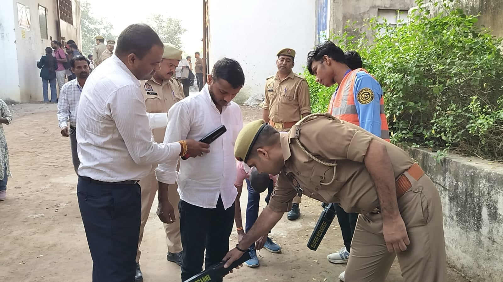 फोटो-17-वैदिक इंटर कॉलेज से परीक्षा देकर केंद्र से बाहर निकलते अभ्यर्थी। संवाद फोटो-17-वैदिक इंटर कॉलेज से परीक्षा देकर केंद्र से बाहर निकलते अभ्यर्थी। संवाद
