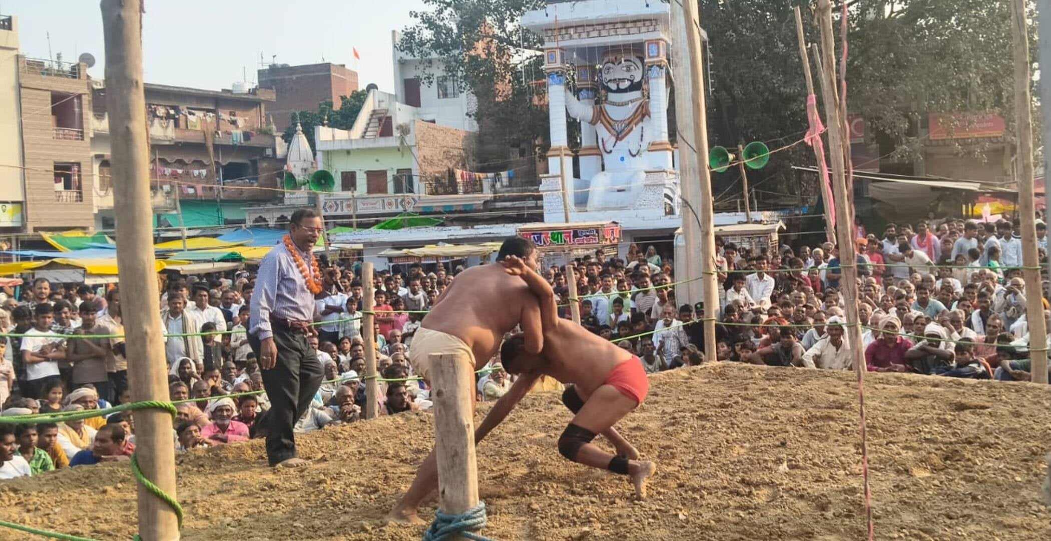 फोटो-18-धाता में आयोजित दंगल में दांव पेच आजमाते पहलवान। संवाद फोटो-18-धाता में आयोजित दंगल में दांव पेच आजमाते पहलवान। संवाद