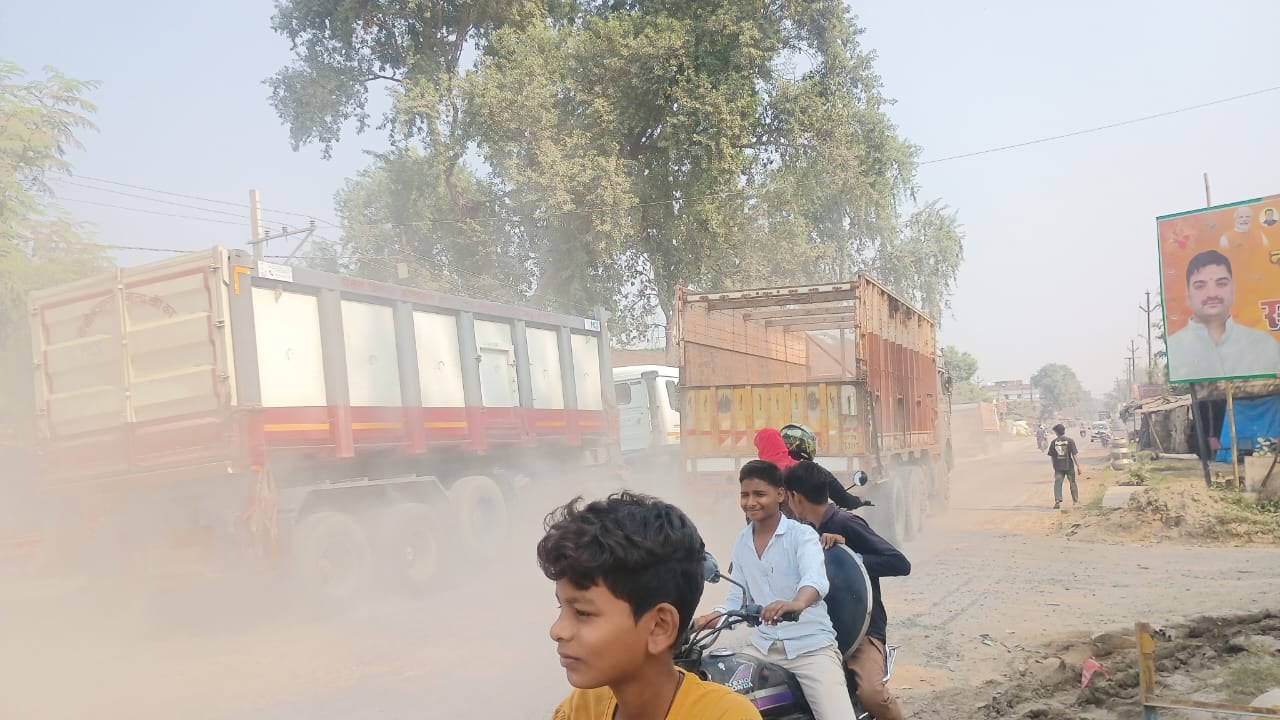 फोटो 2-बांदा-टांडा मार्ग पर वाहनों से गुजरने से उठता धूल का गुबार। संवाद