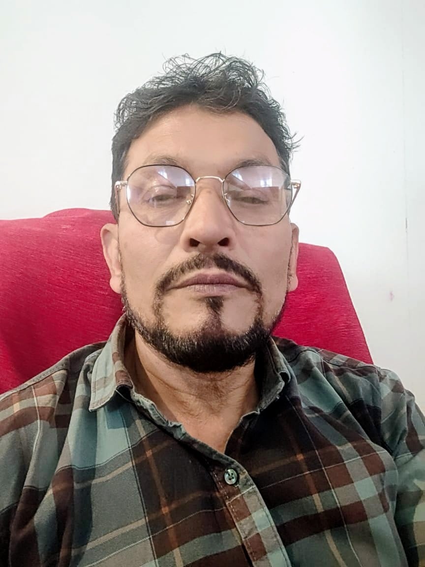 फोटो 2-बांदा-टांडा मार्ग पर वाहनों से गुजरने से उठता धूल का गुबार। संवाद
