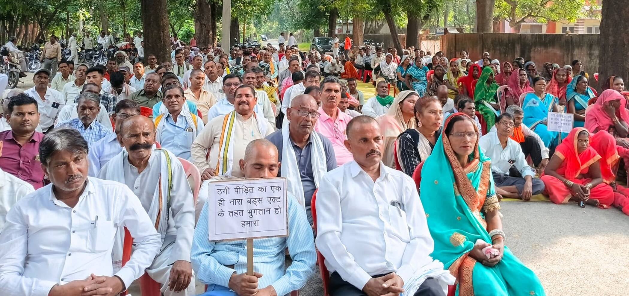 फोटो-20-नहर कालोनी में ठगी पीड़ितों को संबोधित करते संगठन के पदाधिकारी। संवाद