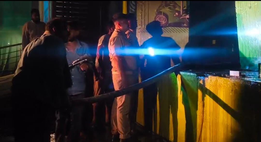 फोटो 23- महोखर चौराहे में आग से जलता बैटरी शोरूम। स्रोत : पुलिस फोटो 23- महोखर चौराहे में आग से जलता बैटरी शोरूम। स्रोत : पुलिस