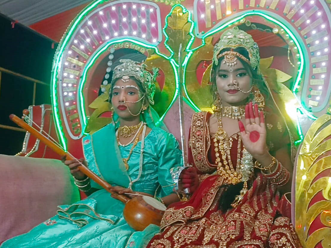 फोटो 26 एचएएमपी 22- राठ के रामलीला महोत्सव में दूल्हा बने शिव का पूजन करते समिति के पदाधिकारी। फोटो 26 एचएएमपी 22- राठ के रामलीला महोत्सव में दूल्हा बने शिव का पूजन करते समिति के पदाधिकारी।