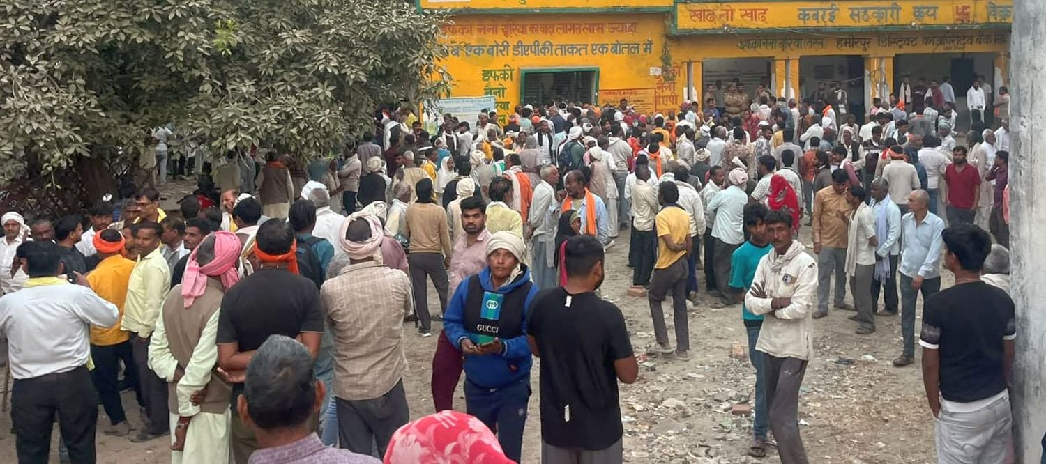 फोटो 26 एमएएचपी 20 परिचय-किसानोंं को कतार में बैठाते पुलिसकर्मी। संवाद
