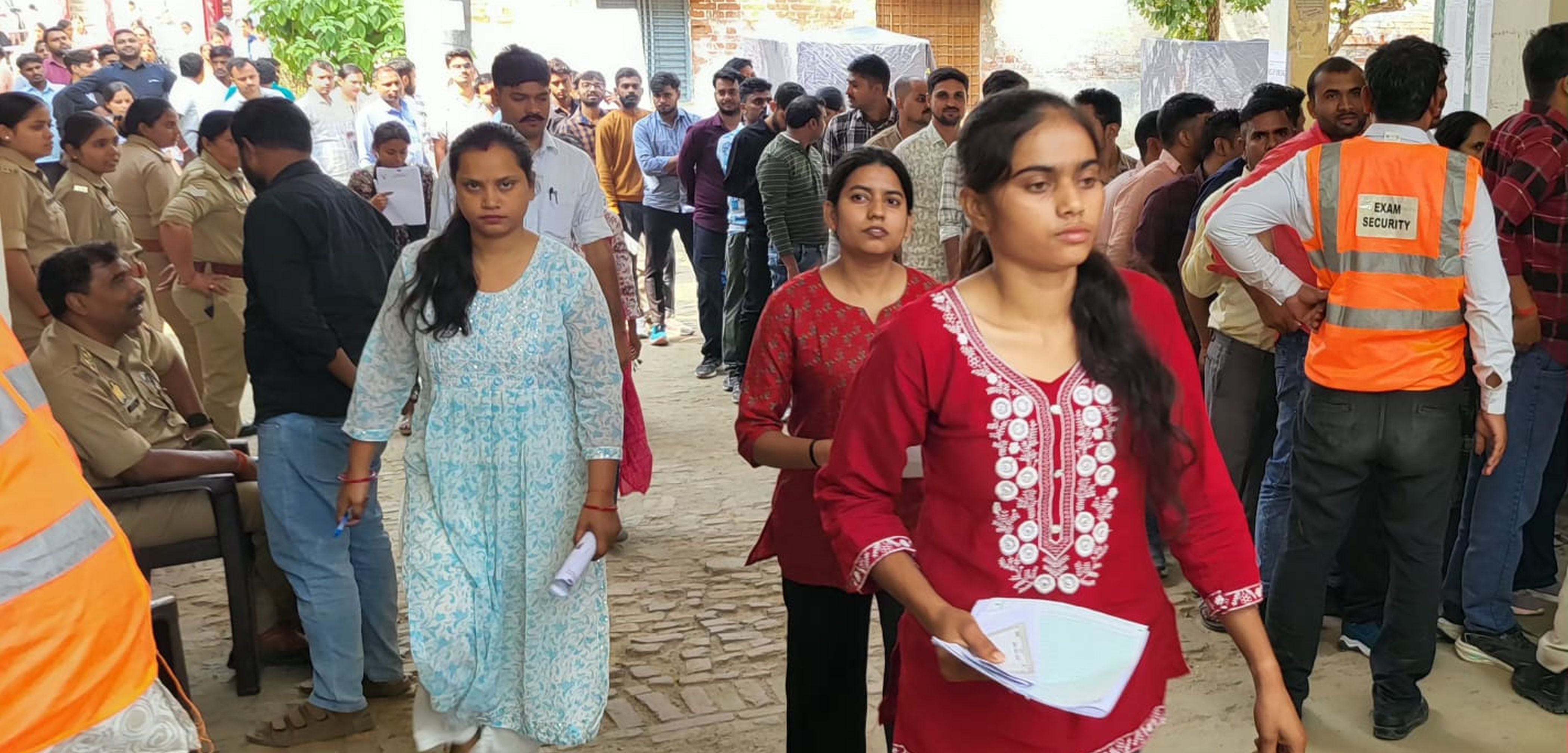 फोटो 28-बहुआ इंटर कालेज से परीक्षा देकर बाहर निकलते अभ्यार्थी। संवाद फोटो 28-बहुआ इंटर कालेज से परीक्षा देकर बाहर निकलते अभ्यार्थी। संवाद