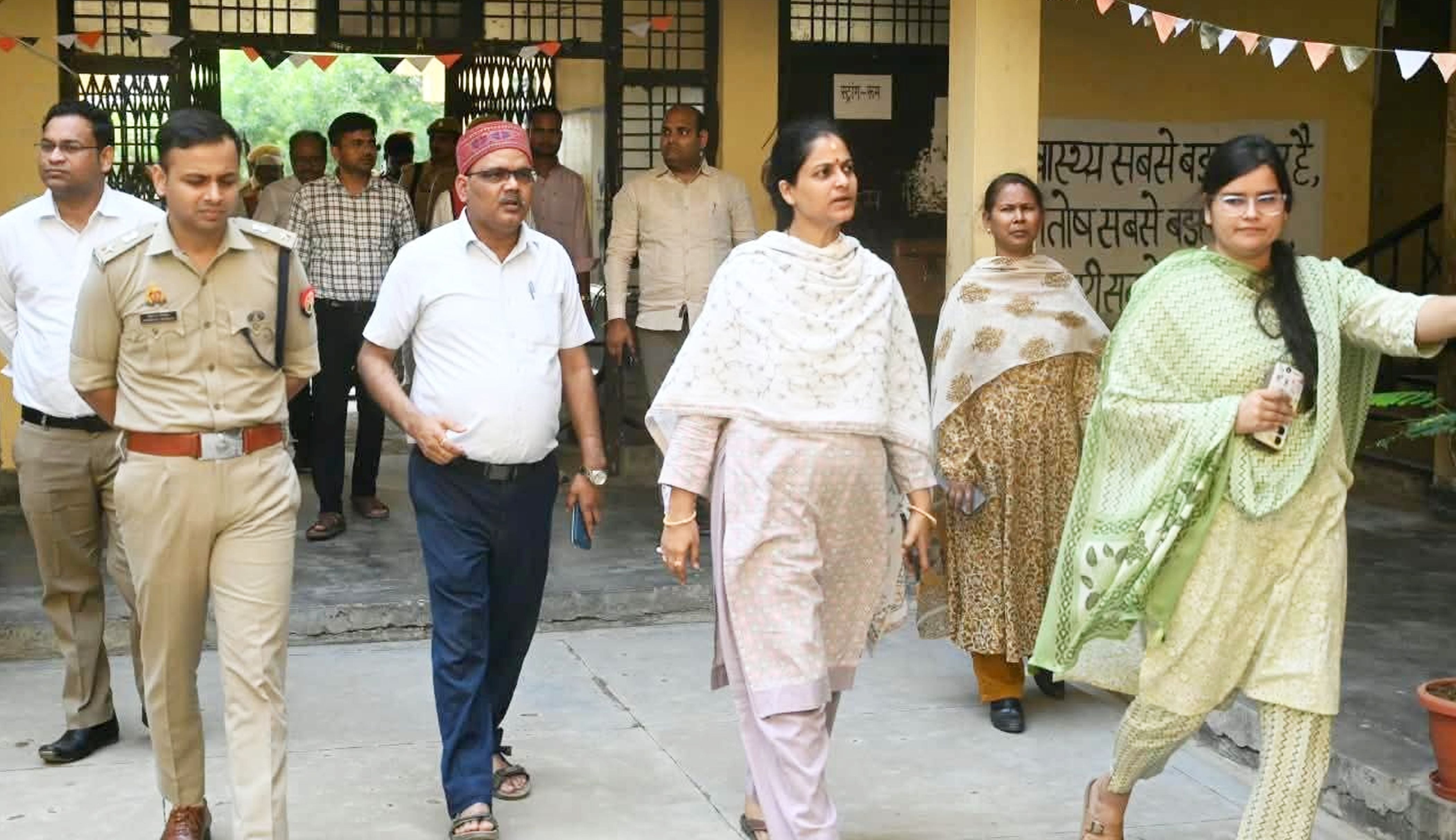 फोटो 28-बहुआ इंटर कालेज से परीक्षा देकर बाहर निकलते अभ्यार्थी। संवाद फोटो 28-बहुआ इंटर कालेज से परीक्षा देकर बाहर निकलते अभ्यार्थी। संवाद