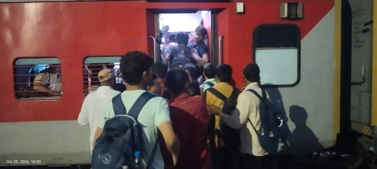 फोटो-29-रोडवेज डिपो के बाहर खड़ी बस में चढ़ते पीईटी के अभ्यर्थी। संवाद फोटो-29-रोडवेज डिपो के बाहर खड़ी बस में चढ़ते पीईटी के अभ्यर्थी। संवाद