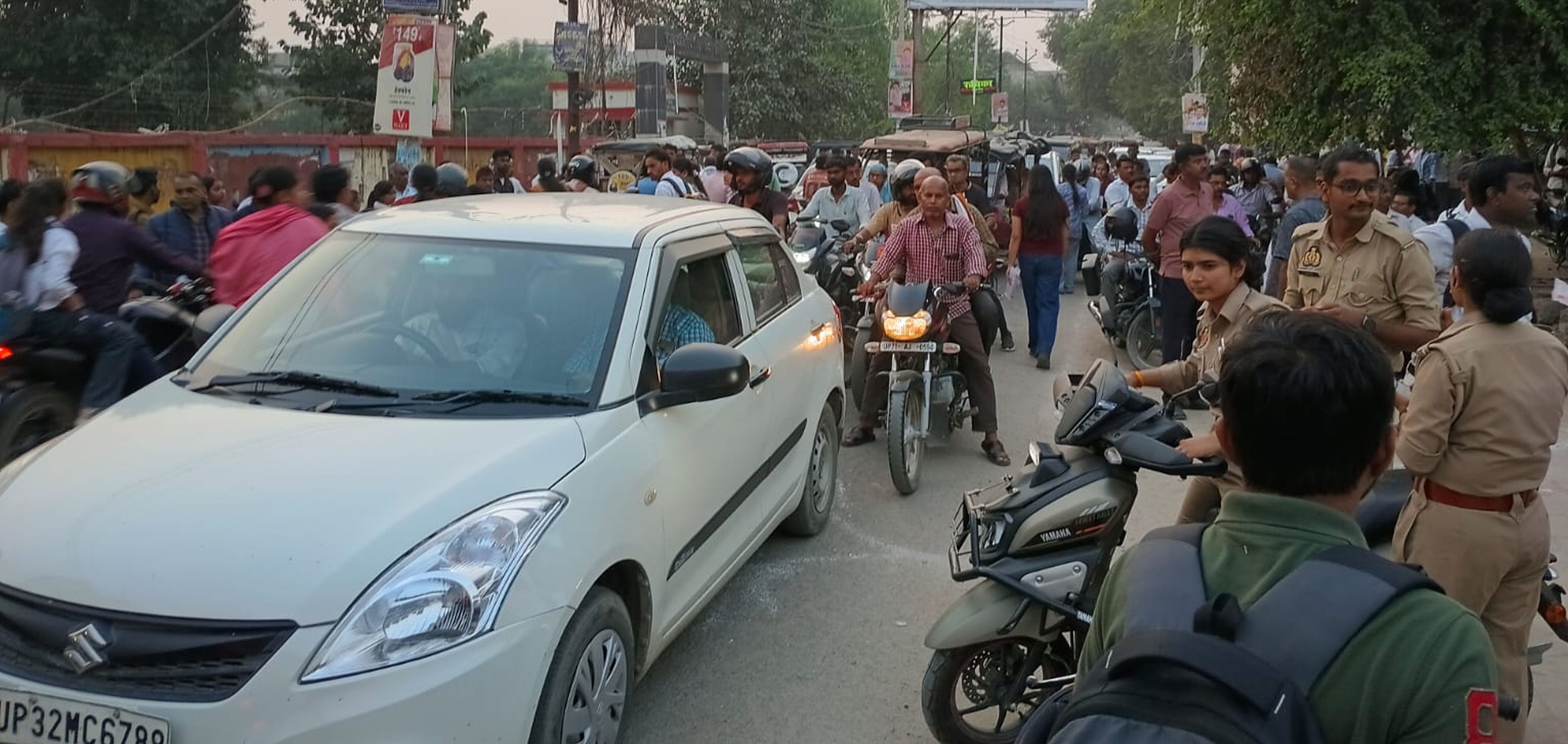 फोटो-34-शहर के राजकीय बालिका इंटर कॉलेज के सामने परीक्षा छूटने के बाद सड़क पर लगा जाम। संवाद फोटो-34-शहर के राजकीय बालिका इंटर कॉलेज के सामने परीक्षा छूटने के बाद सड़क पर लगा जाम। संवाद