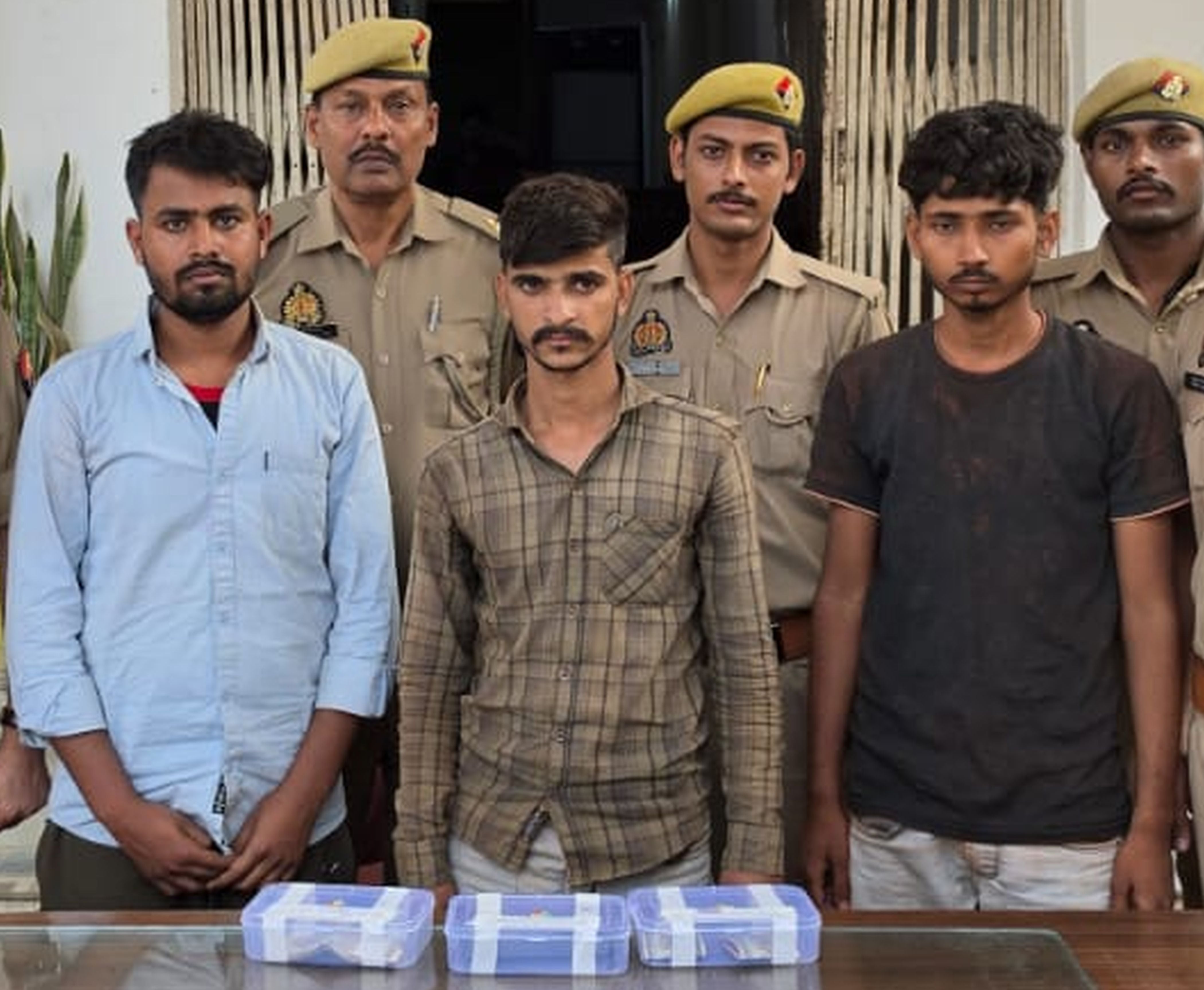 फोटो-35-कोतवाली में खड़े आरोपी। स्रोत: पुलिस