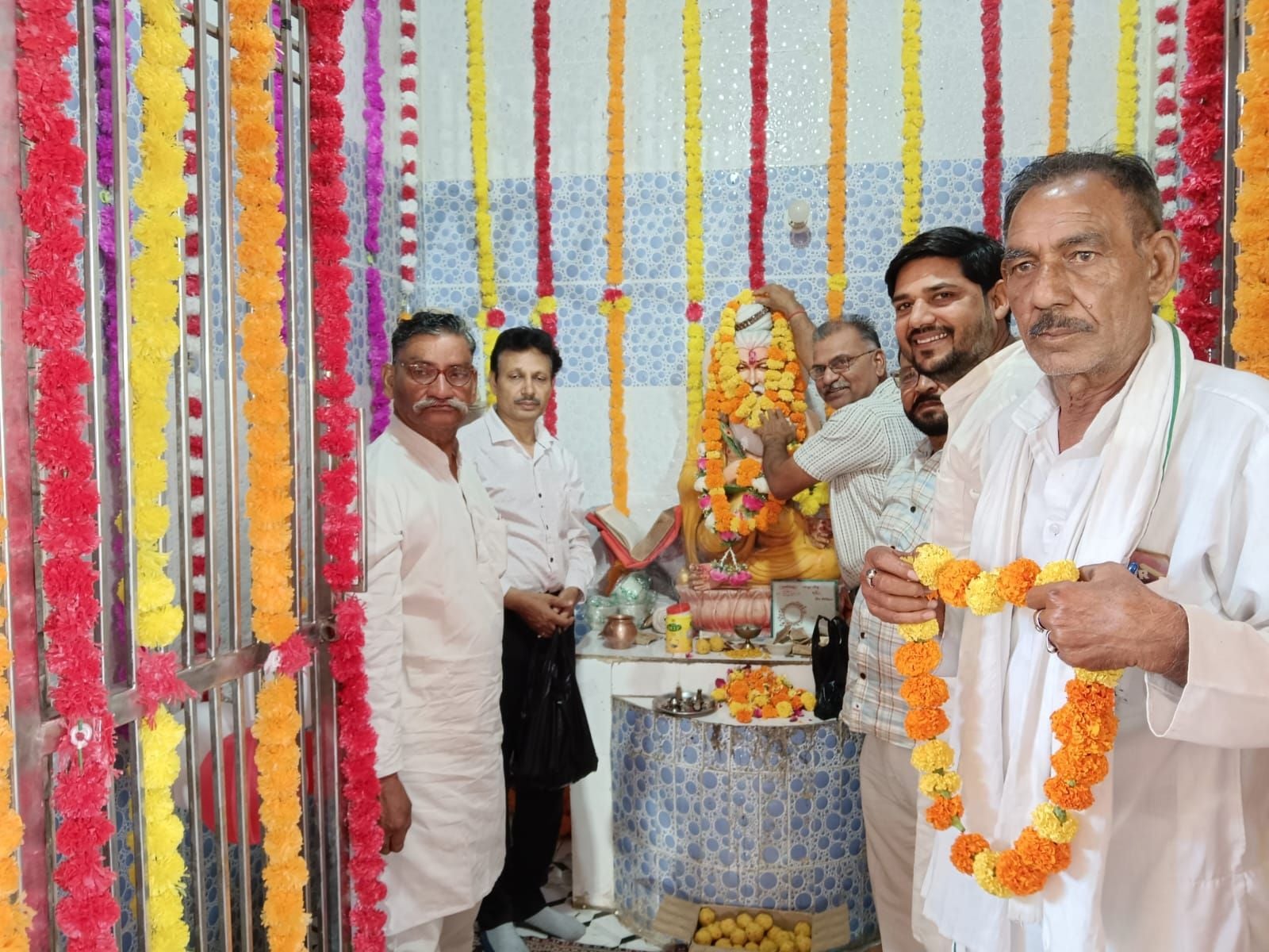 फोटो संख्या:74 वाल्मीकि जयंती  पर मोहल्ला वाल्मीकि में शोभा  यात्रा निकालते समाज के लोग--संवाद