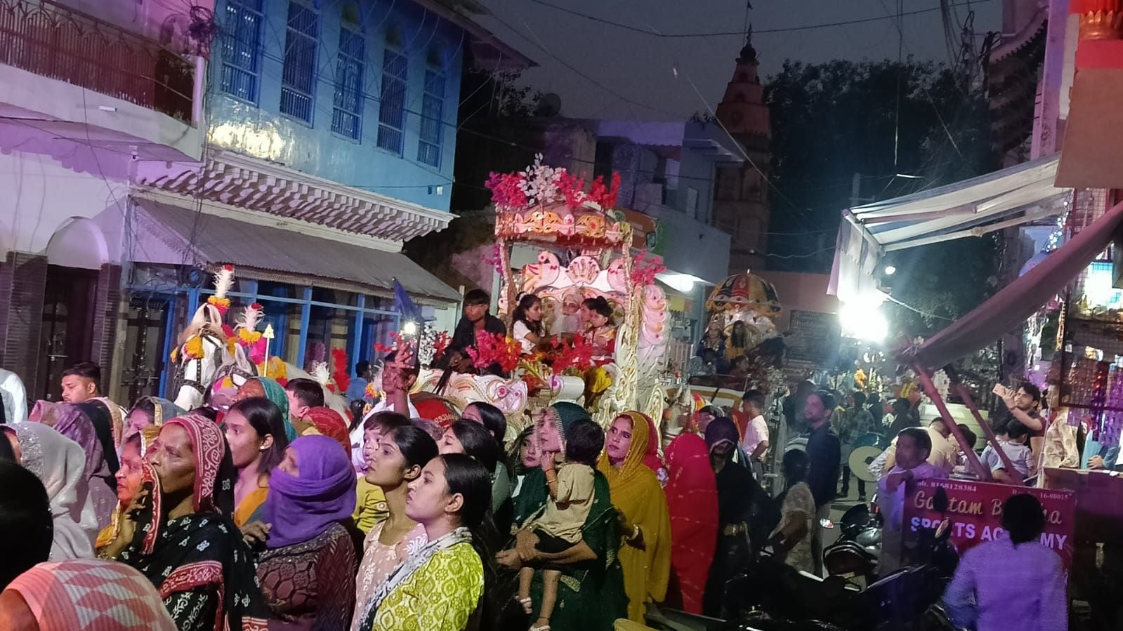 फोटो संख्या:74 वाल्मीकि जयंती  पर मोहल्ला वाल्मीकि में शोभा  यात्रा निकालते समाज के लोग--संवाद