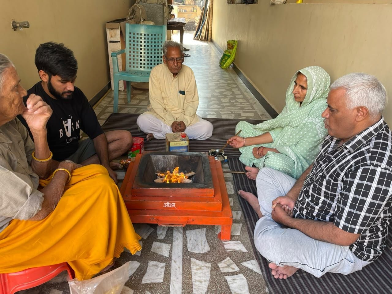 फोटो संख्या:74 वाल्मीकि जयंती  पर मोहल्ला वाल्मीकि में शोभा  यात्रा निकालते समाज के लोग--संवाद