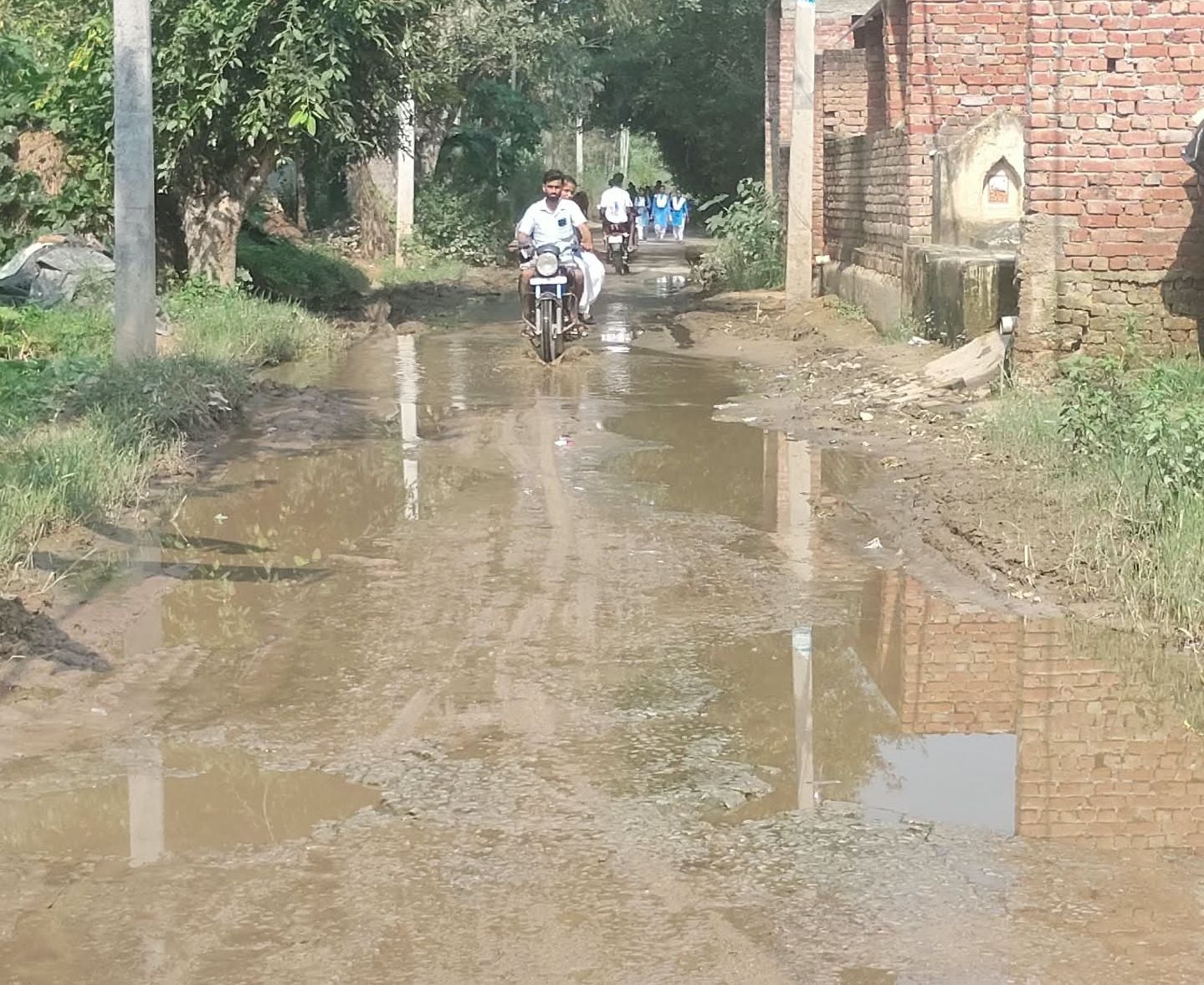 फोटो:37 कासगंज के नगला सैयद अहरौली में सड़क पर हुए गड्ढो में भरा पानी।संवाद