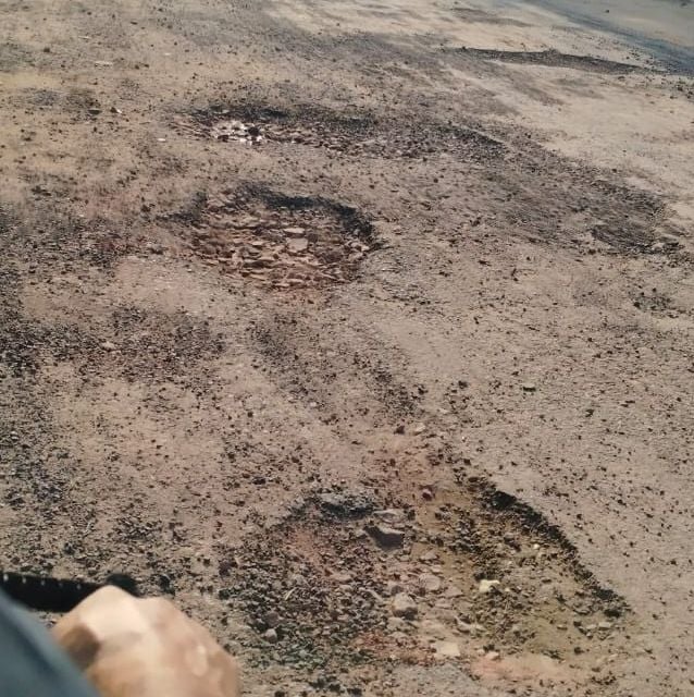 फोटो:37 कासगंज के नगला सैयद अहरौली में सड़क पर हुए गड्ढो में भरा पानी।संवाद