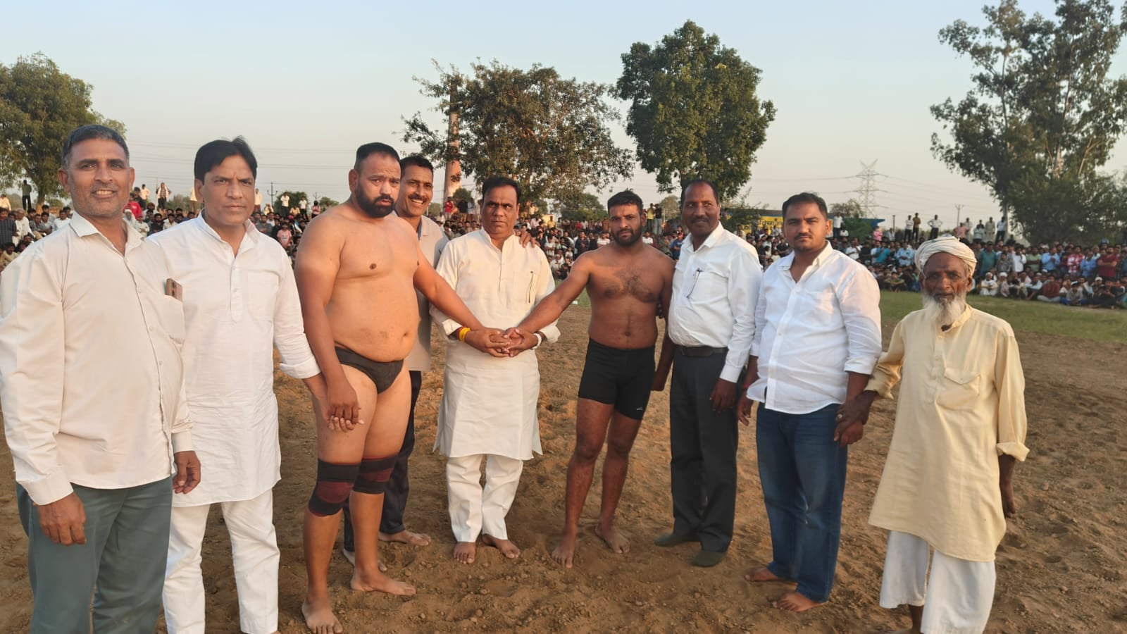 गांव सिसौली में चल रहे मेले में लगे बड़े झूले पर मनोरंजन करते ग्रामीण। स्रोत संवाद। गांव सिसौली में चल रहे मेले में लगे बड़े झूले पर मनोरंजन करते ग्रामीण। स्रोत संवाद।