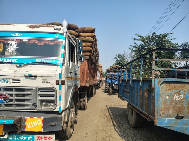 घराैंडा अनाज मंडी में किसानों से बात करते मार्केट कमेटी सचिव सुनील कुमार। संवाद घराैंडा अनाज मंडी में किसानों से बात करते मार्केट कमेटी सचिव सुनील कुमार। संवाद