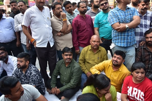 हाईकोर्ट के आदेश पर सौ अवैध चैंबर ढहाए, अधिवक्ताओं का हंगामा हाईकोर्ट के आदेश पर सौ अवैध चैंबर ढहाए, अधिवक्ताओं का हंगामा