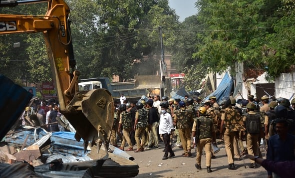 हाईकोर्ट के आदेश पर सौ अवैध चैंबर ढहाए, अधिवक्ताओं का हंगामा हाईकोर्ट के आदेश पर सौ अवैध चैंबर ढहाए, अधिवक्ताओं का हंगामा
