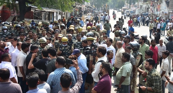 हाईकोर्ट के आदेश पर सौ अवैध चैंबर ढहाए, अधिवक्ताओं का हंगामा हाईकोर्ट के आदेश पर सौ अवैध चैंबर ढहाए, अधिवक्ताओं का हंगामा