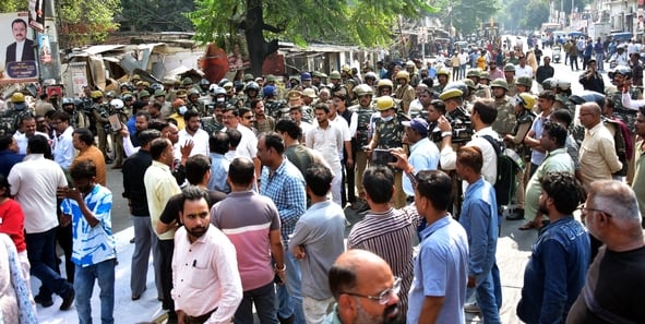 हाईकोर्ट के आदेश पर सौ अवैध चैंबर ढहाए, अधिवक्ताओं का हंगामा हाईकोर्ट के आदेश पर सौ अवैध चैंबर ढहाए, अधिवक्ताओं का हंगामा