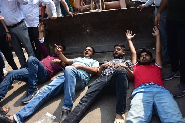 हाईकोर्ट के आदेश पर सौ अवैध चैंबर ढहाए, अधिवक्ताओं का हंगामा हाईकोर्ट के आदेश पर सौ अवैध चैंबर ढहाए, अधिवक्ताओं का हंगामा