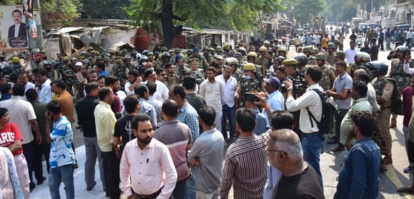 हाईकोर्ट के आदेश पर सौ अवैध चैंबर ढहाए, अधिवक्ताओं का हंगामा हाईकोर्ट के आदेश पर सौ अवैध चैंबर ढहाए, अधिवक्ताओं का हंगामा