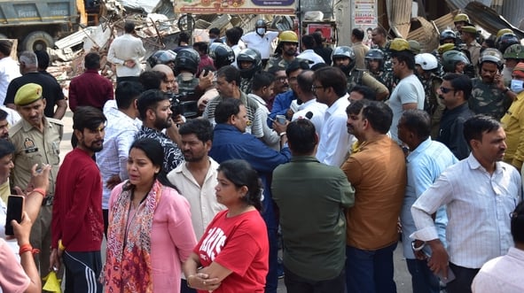 हाईकोर्ट के आदेश पर सौ अवैध चैंबर ढहाए, अधिवक्ताओं का हंगामा हाईकोर्ट के आदेश पर सौ अवैध चैंबर ढहाए, अधिवक्ताओं का हंगामा