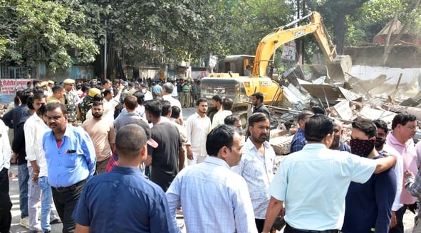 हाईकोर्ट के आदेश पर सौ अवैध चैंबर ढहाए, अधिवक्ताओं का हंगामा हाईकोर्ट के आदेश पर सौ अवैध चैंबर ढहाए, अधिवक्ताओं का हंगामा