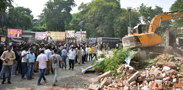 हाईकोर्ट के आदेश पर सौ अवैध चैंबर ढहाए, अधिवक्ताओं का हंगामा हाईकोर्ट के आदेश पर सौ अवैध चैंबर ढहाए, अधिवक्ताओं का हंगामा