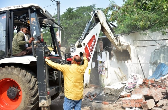हाईकोर्ट के आदेश पर सौ अवैध चैंबर ढहाए, अधिवक्ताओं का हंगामा हाईकोर्ट के आदेश पर सौ अवैध चैंबर ढहाए, अधिवक्ताओं का हंगामा