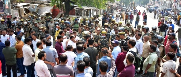 हाईकोर्ट के आदेश पर सौ अवैध चैंबर ढहाए, अधिवक्ताओं का हंगामा हाईकोर्ट के आदेश पर सौ अवैध चैंबर ढहाए, अधिवक्ताओं का हंगामा