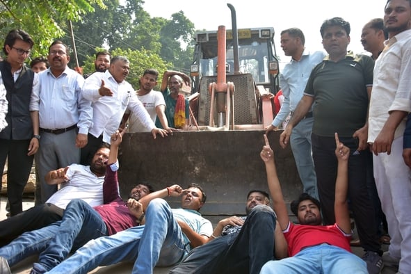 हाईकोर्ट के आदेश पर सौ अवैध चैंबर ढहाए, अधिवक्ताओं का हंगामा हाईकोर्ट के आदेश पर सौ अवैध चैंबर ढहाए, अधिवक्ताओं का हंगामा