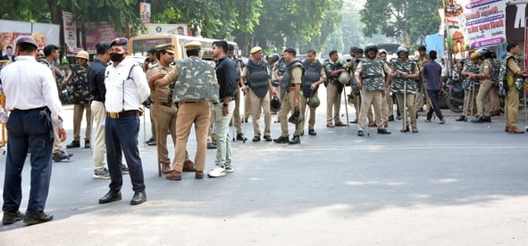 हाईकोर्ट के आदेश पर सौ अवैध चैंबर ढहाए, अधिवक्ताओं का हंगामा हाईकोर्ट के आदेश पर सौ अवैध चैंबर ढहाए, अधिवक्ताओं का हंगामा