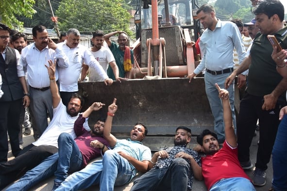 हाईकोर्ट के आदेश पर सौ अवैध चैंबर ढहाए, अधिवक्ताओं का हंगामा हाईकोर्ट के आदेश पर सौ अवैध चैंबर ढहाए, अधिवक्ताओं का हंगामा