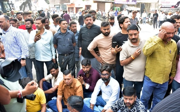 हाईकोर्ट के आदेश पर सौ अवैध चैंबर ढहाए, अधिवक्ताओं का हंगामा हाईकोर्ट के आदेश पर सौ अवैध चैंबर ढहाए, अधिवक्ताओं का हंगामा