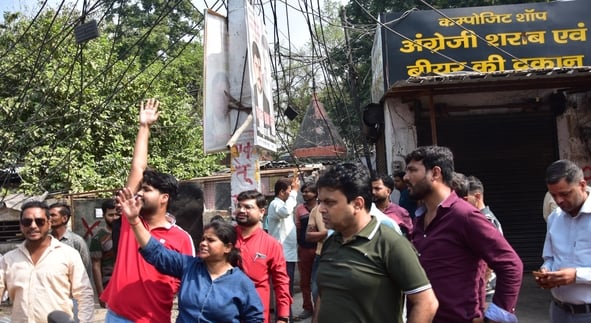 हाईकोर्ट के आदेश पर सौ अवैध चैंबर ढहाए, अधिवक्ताओं का हंगामा हाईकोर्ट के आदेश पर सौ अवैध चैंबर ढहाए, अधिवक्ताओं का हंगामा