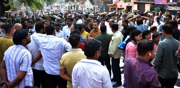 हाईकोर्ट के आदेश पर सौ अवैध चैंबर ढहाए, अधिवक्ताओं का हंगामा हाईकोर्ट के आदेश पर सौ अवैध चैंबर ढहाए, अधिवक्ताओं का हंगामा