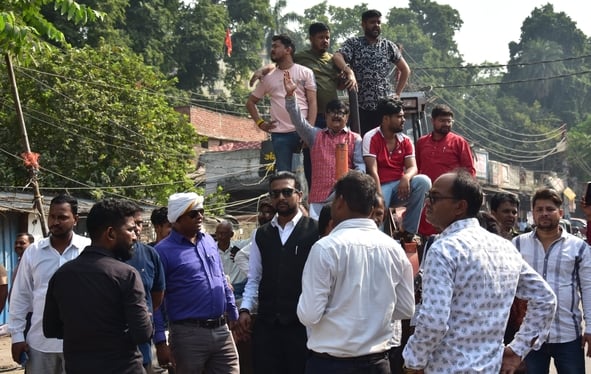 हाईकोर्ट के आदेश पर सौ अवैध चैंबर ढहाए, अधिवक्ताओं का हंगामा हाईकोर्ट के आदेश पर सौ अवैध चैंबर ढहाए, अधिवक्ताओं का हंगामा