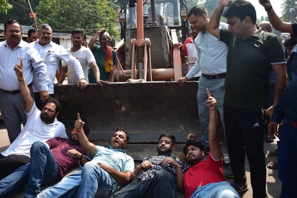 हाईकोर्ट के आदेश पर सौ अवैध चैंबर ढहाए, अधिवक्ताओं का हंगामा हाईकोर्ट के आदेश पर सौ अवैध चैंबर ढहाए, अधिवक्ताओं का हंगामा