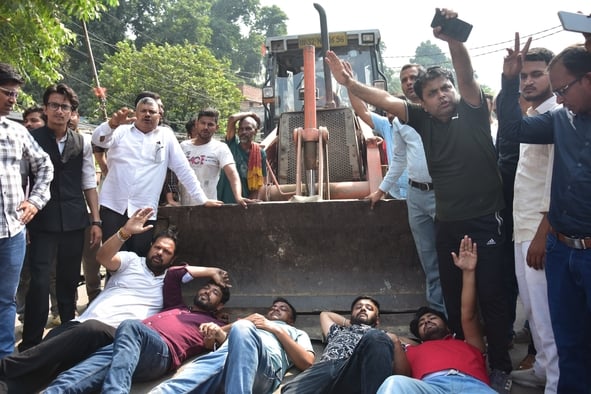 हाईकोर्ट के आदेश पर सौ अवैध चैंबर ढहाए, अधिवक्ताओं का हंगामा हाईकोर्ट के आदेश पर सौ अवैध चैंबर ढहाए, अधिवक्ताओं का हंगामा