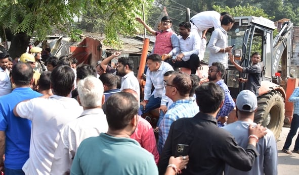 हाईकोर्ट के आदेश पर सौ अवैध चैंबर ढहाए, अधिवक्ताओं का हंगामा हाईकोर्ट के आदेश पर सौ अवैध चैंबर ढहाए, अधिवक्ताओं का हंगामा