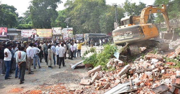 हाईकोर्ट के आदेश पर सौ अवैध चैंबर ढहाए, अधिवक्ताओं का हंगामा हाईकोर्ट के आदेश पर सौ अवैध चैंबर ढहाए, अधिवक्ताओं का हंगामा