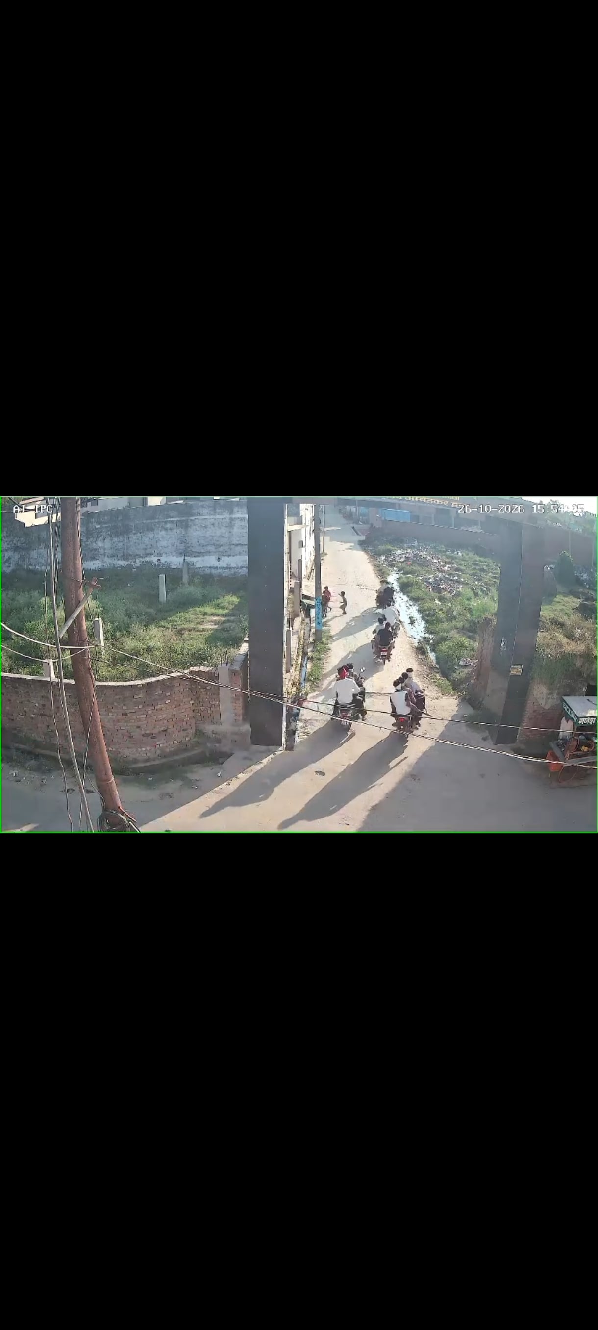 इंचौली क्षेत्र के नंगला शेखू में बाईकों पर आए इन युवकों पर हवाई फायरिंग करने का आरोप है।  सीसीट