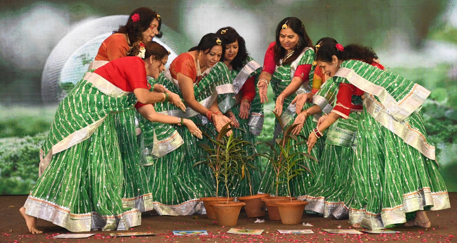 इनरव्हील क्लब की ओर से आयोजित कार्यक्रम में प्रस्तुति देतीं कलाकार