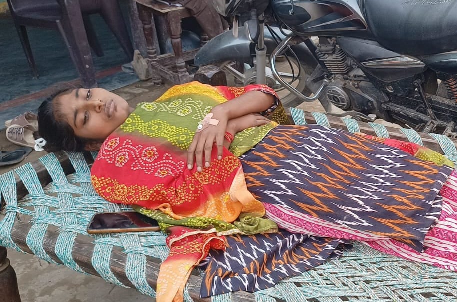जलीलपुर क्षेत्र के गांव जमालुदीनपुर में बुखार पीड़ित मरीज। संवाद जलीलपुर क्षेत्र के गांव जमालुदीनपुर में बुखार पीड़ित मरीज। संवाद