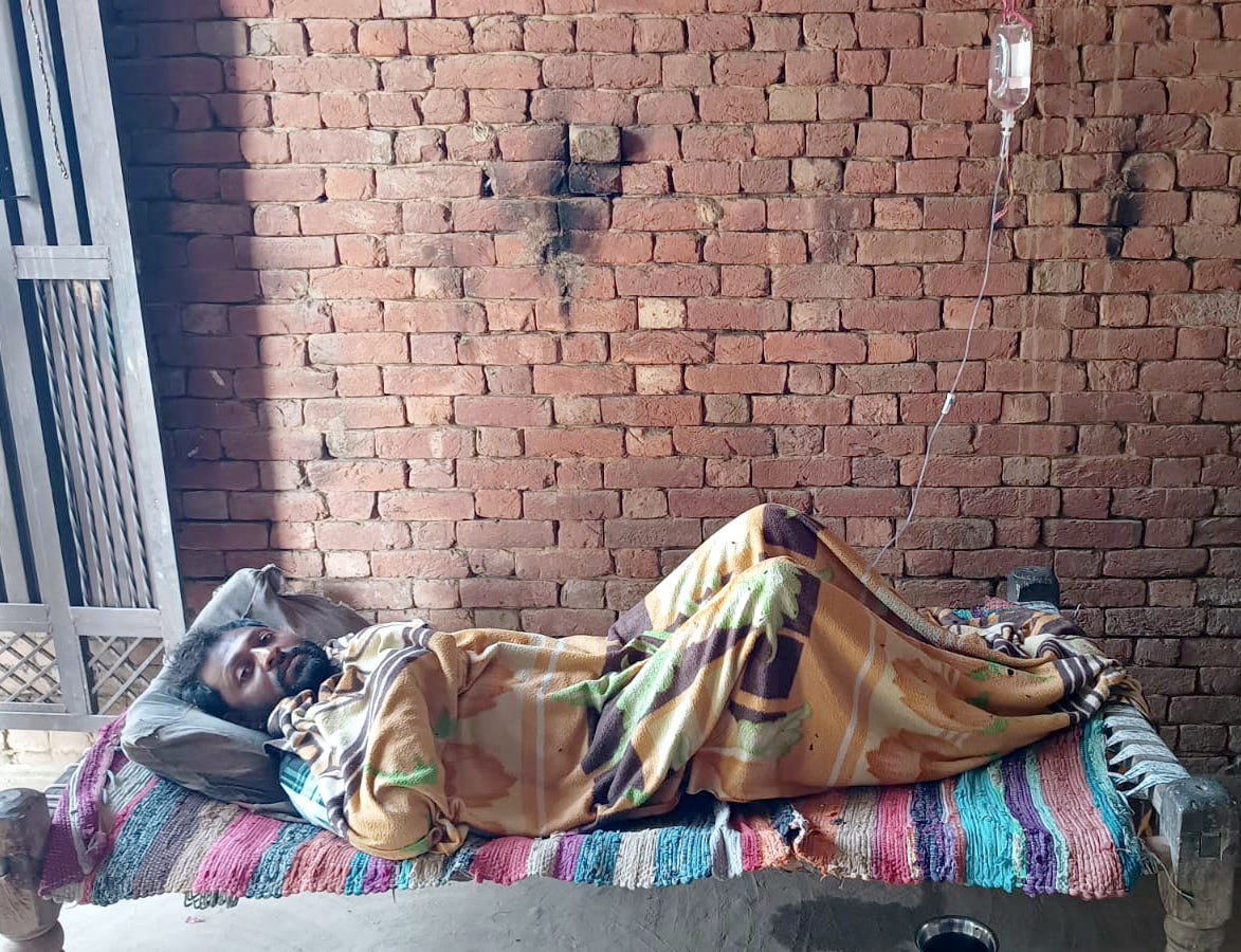 जलीलपुर क्षेत्र के गांव जमालुदीनपुर में बुखार पीड़ित मरीज। संवाद जलीलपुर क्षेत्र के गांव जमालुदीनपुर में बुखार पीड़ित मरीज। संवाद