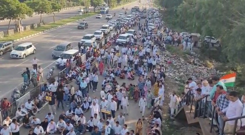 कुरुक्षेत्र। हाईवे पर बैठे अथिति अध्यापक नारेबाजी करते हुए। संवाद